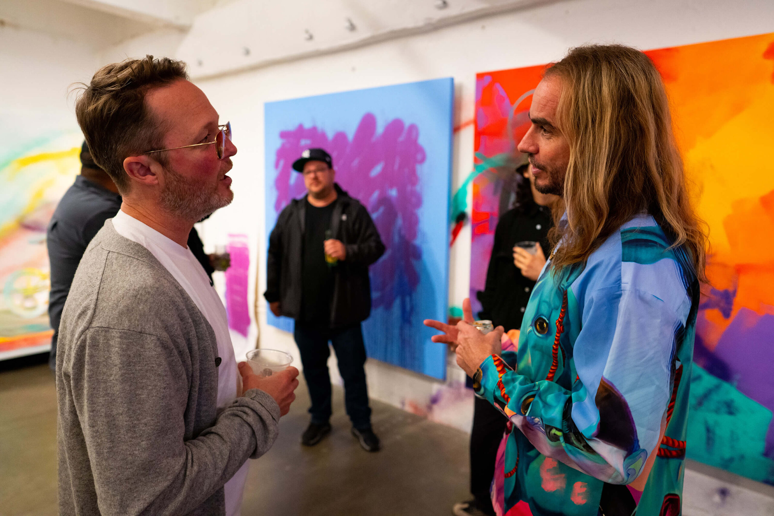 Madsteez talks with Exhibit attendees.