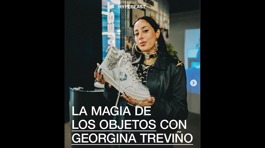 A woman stands indoors holding a decorated white sneaker; text reads, “La magia de los objetos con Georgina Treviño.”.