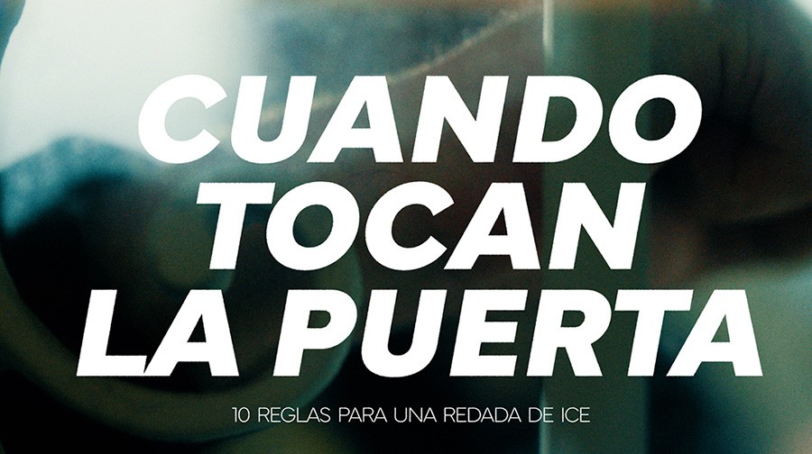Text in Spanish reads: "CUANDO TOCAN LA PUERTA. 10 reglas para una redada de ICE" over a blurred background.